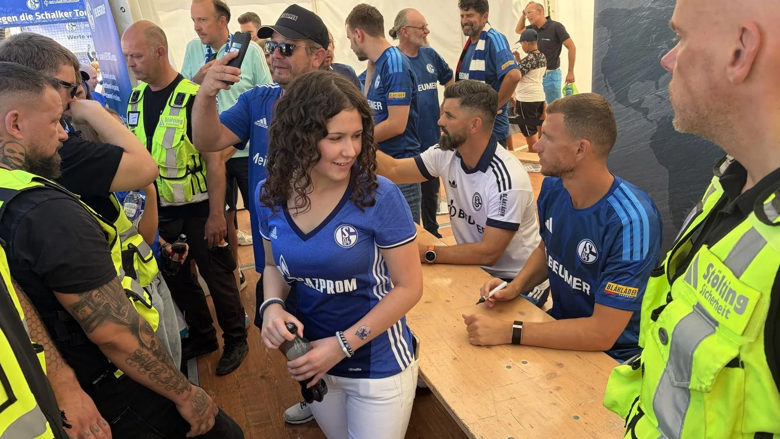 Am Schalke-Tach: S04 schwört sich mit mehr als 100.000 Fans auf die Bundesliga ein